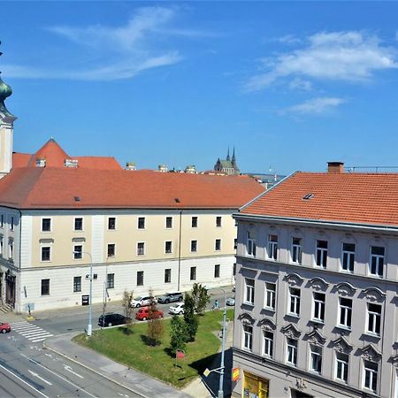 New Apartment With Garage Parking Брно Екстер'єр фото