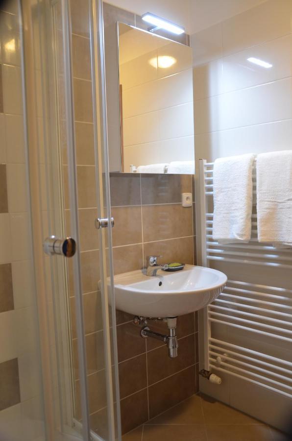 New Apartment With Garage Parking Брно Екстер'єр фото
