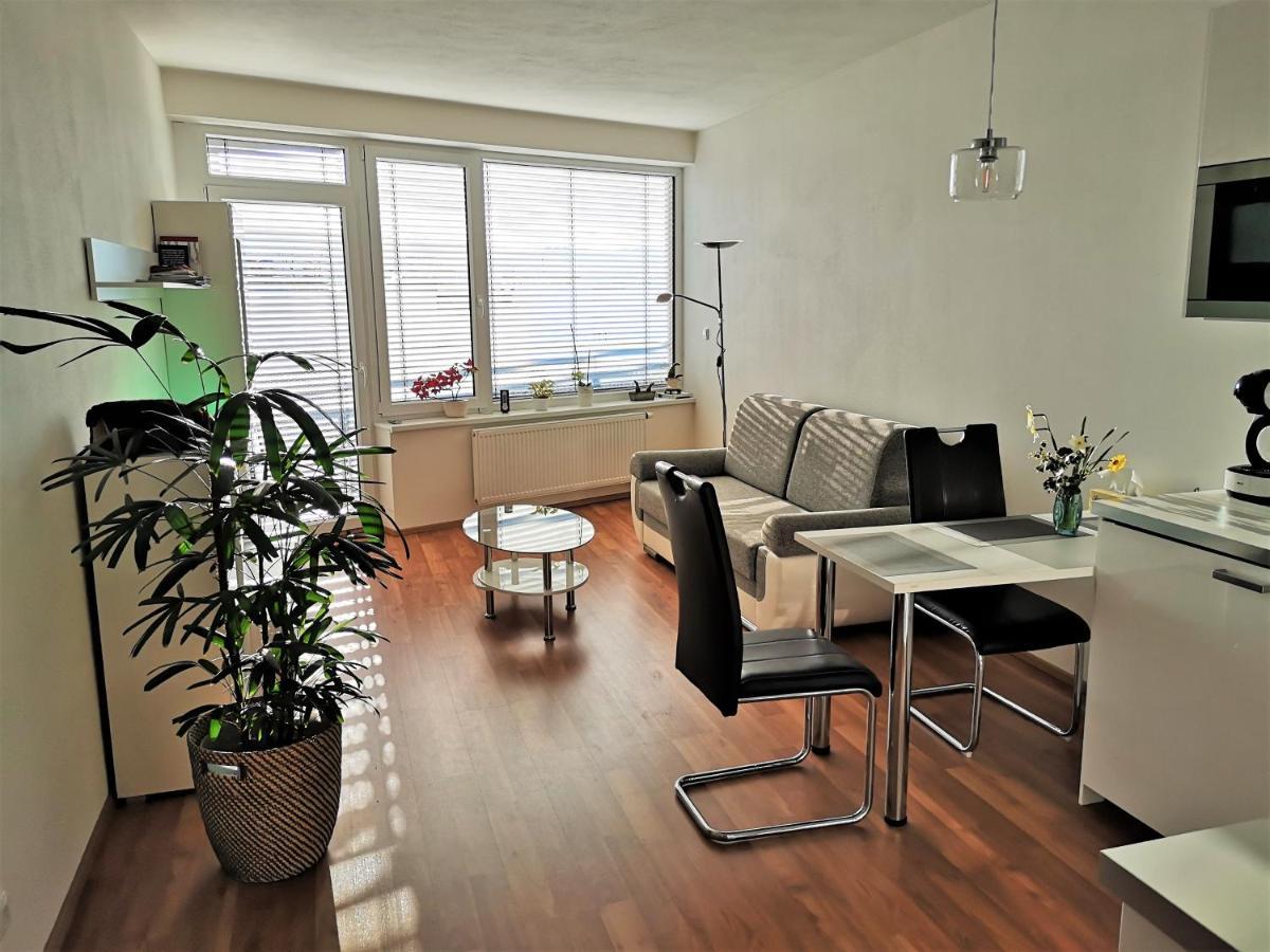 New Apartment With Garage Parking Брно Екстер'єр фото