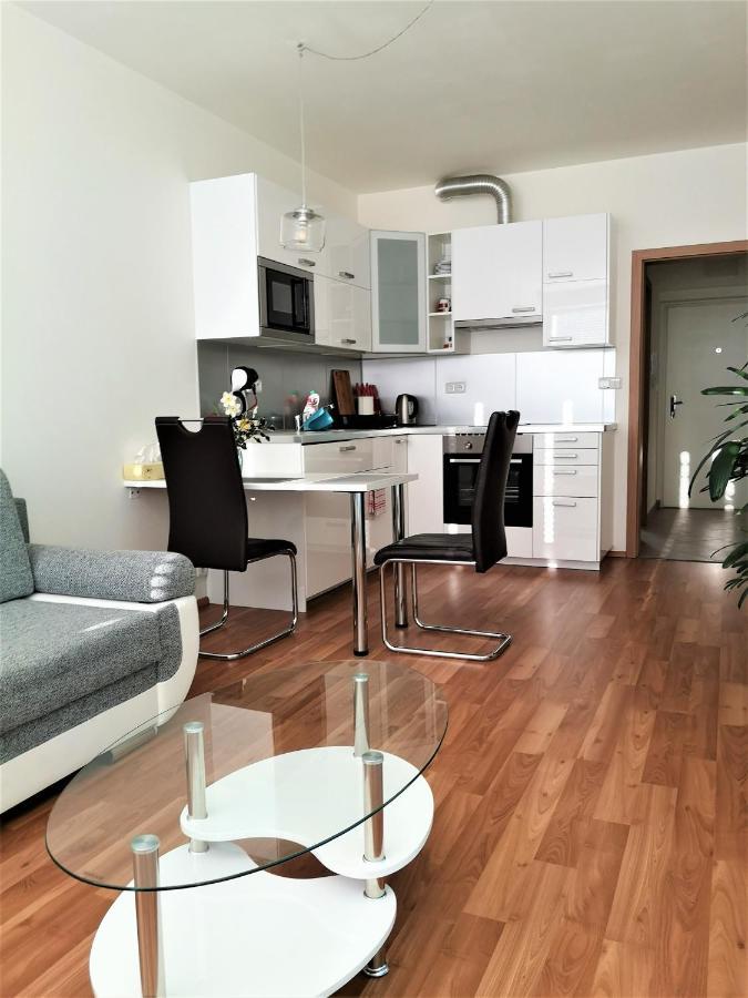 New Apartment With Garage Parking Брно Екстер'єр фото
